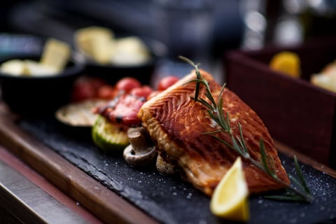 Fillet of grilled salmon with vegetable